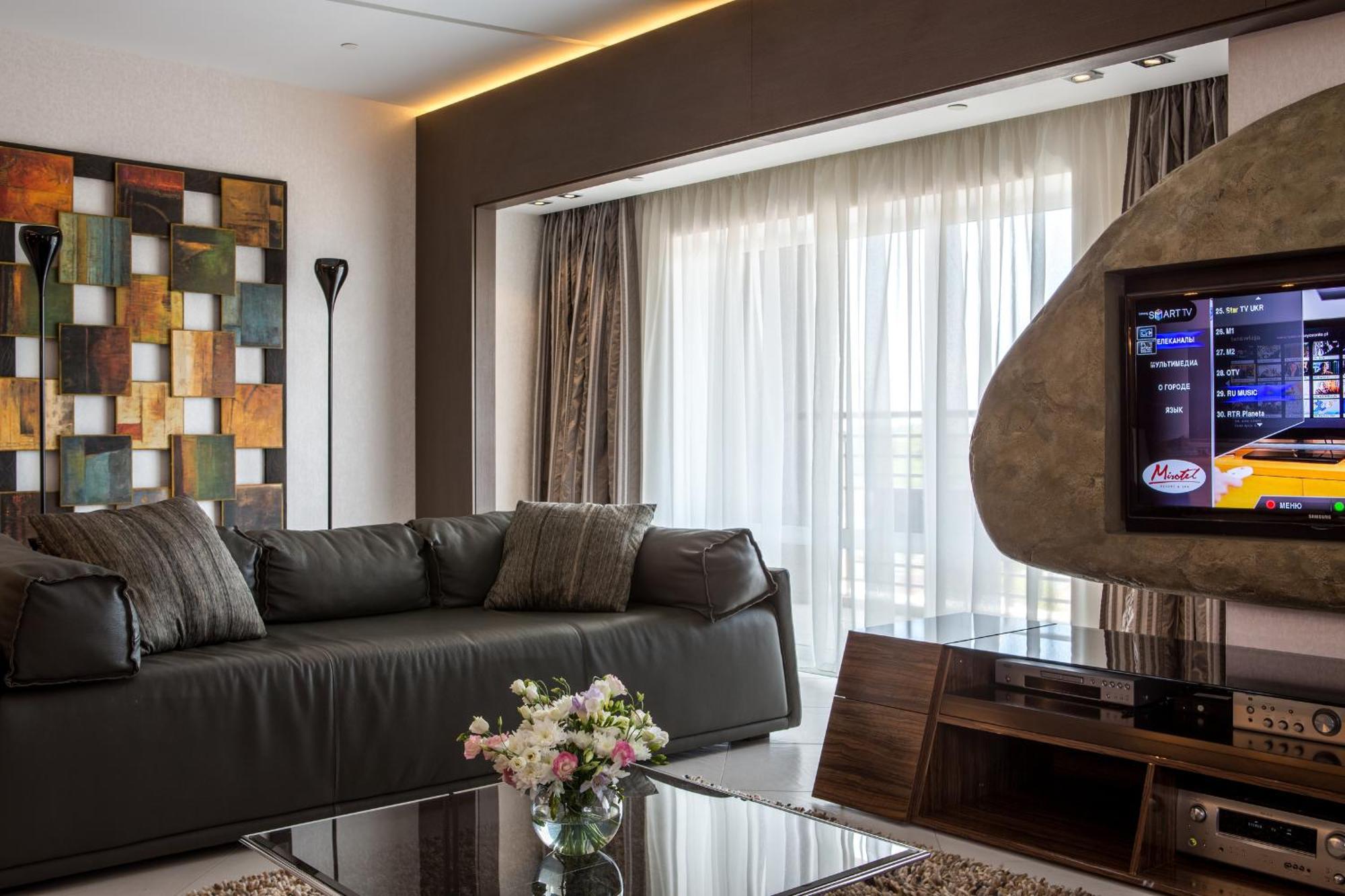 Mirotel Resort And Spa Трускавець Номер фото A living room with a television